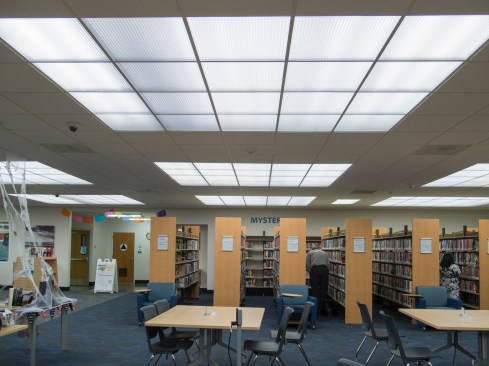 Replacing the aged, yellowed lenses of the luminous ceiling with new, thermoformed light-transmitting panels markedly increased illumination in both library branches. The later switch to LED lamps improved the lighting further while lowering energy consumption.