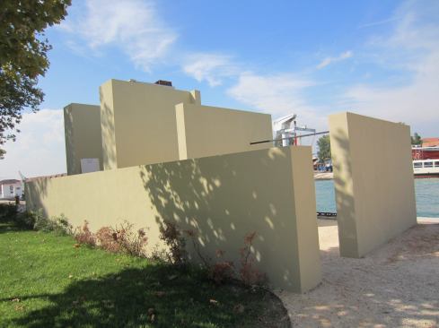 Siza's colleague Eduardo Souto de Mura created a complementary addition behind the Arsenale with lighter-toned walls.