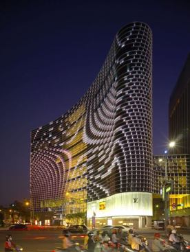 The initial lighting challenge was defined as preserving the transparency of the glass fin during daytime while creating a color-changing luminous surface as the sun sets.
