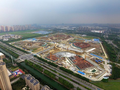 Suzhou Industrial Park Sport Center

Projektart: Internationaler Wettbewerb 2013 - 1. Preis

3 Stadiengebaeude: offenes Stadion, Gymnasium, Natatorium. Die Stadien sind auf erhoehte Sockel gestellt, zwischen denen Landschaftsbereiche und Wasserflaechen liegen. Von diesen aus werden die oeffentlichen Bereiche im Erdgeschoss erschlossen. Die von aussen zu den Stadien ansteigenden Flaechen sind mit fuer die Oeffentlichkeit zugaenglichen Sportfeldern belegt.

Entwurf: Meinhard von Gerkan und Nikolaus Goetze mit Magdalene Weiss 
Partner: Nikolaus Goetze
Assoziierter Partner: Magdalene Weiss
Projektleiter Wettbewerb: Sebastian Schmidt, Sui Jinying, Yan Lüji
 Projektleiter Ausführung: Lvji Yan

Bauherr: Suzhou Industrial Park Sports Industry Development Co., LTD.

BGF-Daten: 421.040 m²