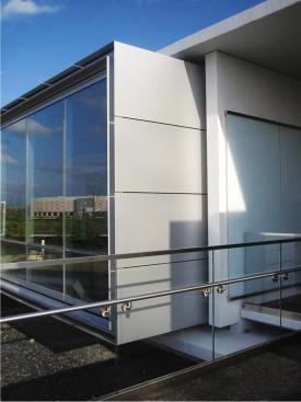 A hallmark of this building is its meticulous detailing. A concrete plate projects from the building's base and forms the lower edge of the horizontal fa?ade, but instead of resting on that slab, the projecting bays hover above, clad in differentiating aluminum panels. The panels were exactingly installed and wrap under the bottom lip of the bay with the same careful assembly as on the visible surfaces.