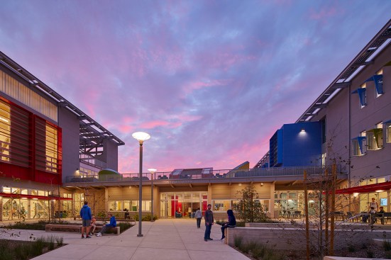 Nueva Upper School, by Leddy Maytum Stacy Architects - Courtyard.