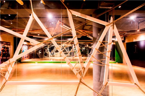 TRIANGILATED
Metal frames interlaced with ropes for a dramatic effect