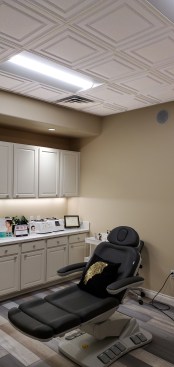 The lightweight decorative ceilings are stain-resistant and fully washable, a hygienic product that can be used throughout the clinic.