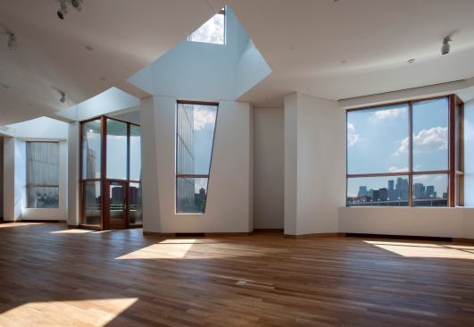 A+gallery%2c+overlooking+the+adjacent+Mississippi+River.