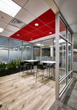 Matching the corporate brand colors of ROXUL, ROCKFON Color-All
ceiling panels’ Chili color and bright white Sonar panels were used in the coffee break room.