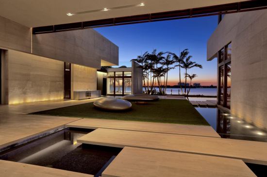 Large openings permits ventilation and create a dramatic indoor/outdoor experience.