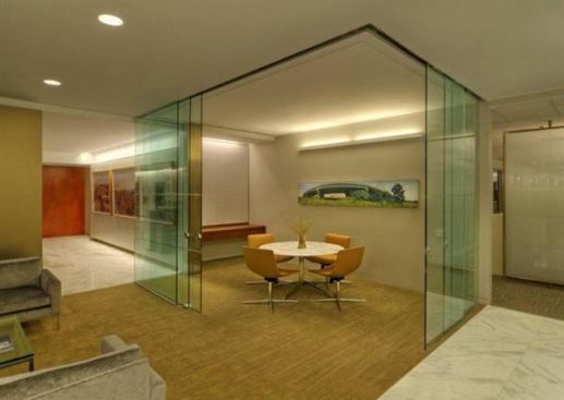 EXTENDO’s open, airy appearance still enables privacy for conferences and meetings.