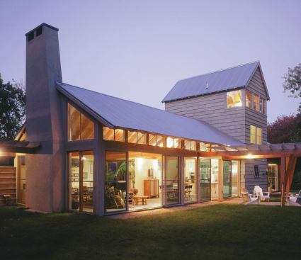 The rear of the house is nearly transparent. In place of gutters, crushed stone trenches channel water to adjacent wetlands. A study and a daughter’s bedroom occupy the second and third floors of the tower, respectively.