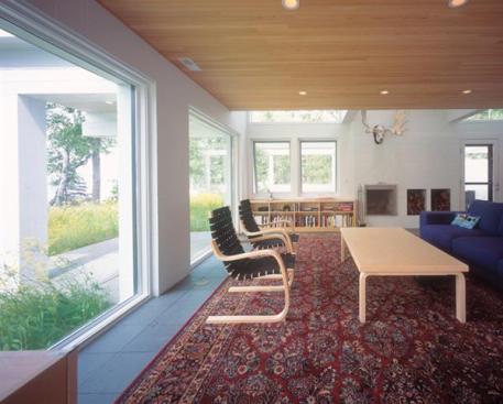 Salmela pointed the cabin toward the lake and used glazed side walls to broaden water views.