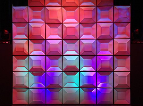 The geometric character of Ceilume’s Convex panel shape takes on added visual interest when adjacent panels are reversed and installed with their concave face towards the audience. 
