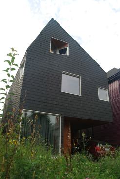 The front elevation with the inverted window bay situated to capture distant views. Architect Adam Sokol also offset the roof ridgeline to produce more headroom in the space directly above the windows.