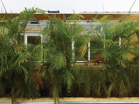 With a nod to central Florida?s humid climate and intense sun, FleX is a hybrid open-closed house that incorporates passive cooling and heating during winter and efficient mechanical cooling during summer.