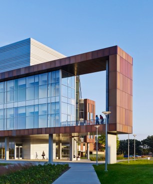 The sky-gate provides a sheltered area with benches along the new path to the northern campus as well as a terrace on the second floor where scientists can congregate. 