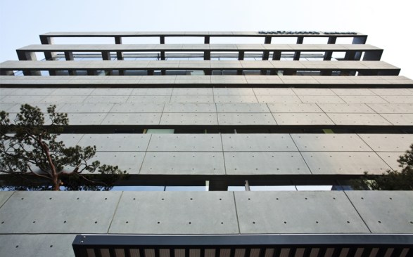 Horizontally+banded+frames+dominate+the+exterior+facade+and+take+a+visually+distinctive+form+to+communicate+its+floor.