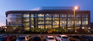 The+Recreation+Center%e2%80%99s+entry+level+also+features+a+gradual+stepping-up+of+the+floor+to+allow+daylight+to+reach+as+far+as+possible+into+the+lower+levels.
