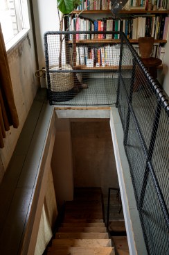 The handrail was the last element to join the studio, since the priority was given to essential spaces first