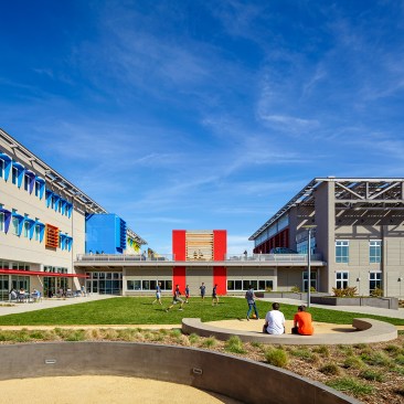 Nueva Upper School, by Leddy Maytum Stacy Architects - West courtyard.