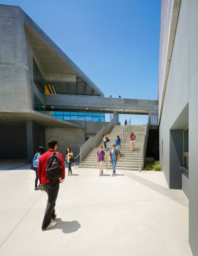 The+concrete%27s+thermal+lag+properties+work+in+concert+with+the+%22breathing%22+glass+facade+to+cool+and+ventilate+the+entire+building.+The+naturally+ventilated+circulation+spaces+and+atrium+reduce+the+mechanical+load+for+the+building.