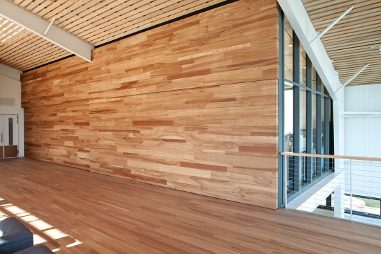 When+closed%2c+the+kitchen+sliding+partition+cuts+off+noise+to+the+adjacent+community+room.