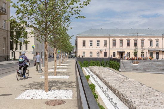 The lime trees planted along the boulevard and the retaining wall frame the historical wall.