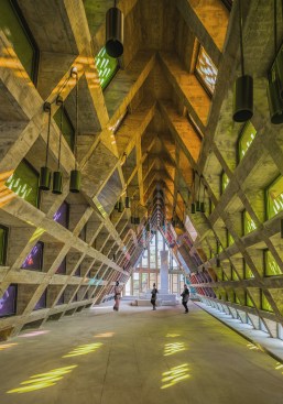 Shui girls dancing around the altar