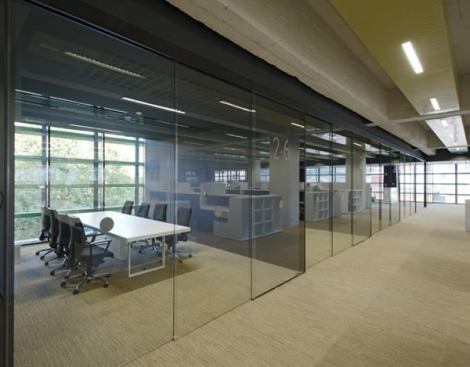 Successive EXTENDO glass door systems bring more continuity to corridors.
