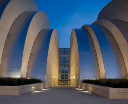 The north entry to the Kauffman Center features the dramatic ribbed forms of the stainless steel-clad structure of the performance halls.