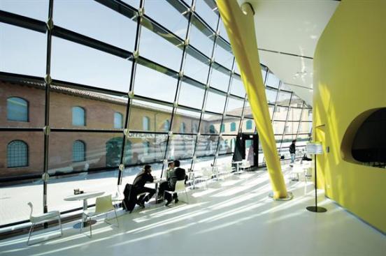 Cafe+tables+sit+along+the+curving+glazed+curtainwall.