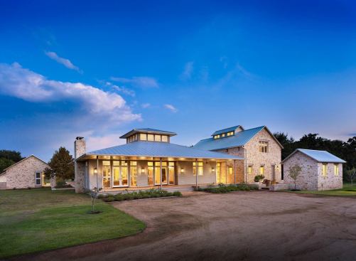 This weekend retreat reflects a blend of Texas’s architectural vernaculars.
