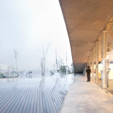 A mixed-use gallery lies beneath the open-space amphitheater.
