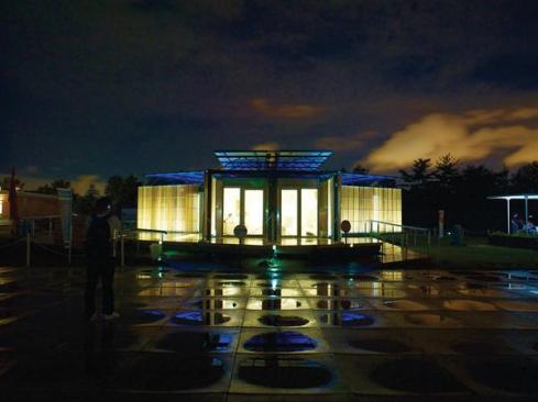 When domestic hot-water demand is met, a solar thermal collector on the roof stores heat in order to warm a series of small water tubes under the floor for thermal radiation.