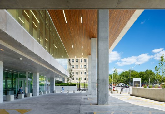 The ambulatory entrance is located under a large overhang with an Ipe hardwood soffit.