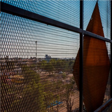A details of the metal mesh with the panel resting on it