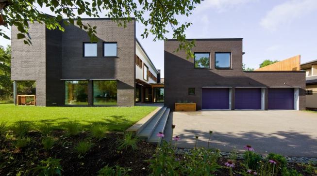 Salmela Architect divided the Schifman Residence in Minneapolis, Minn., into a work volume and a living volume, with a courtyard in the middle.