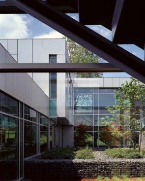 Two required fire stairs enclose the east and west edges of the central courtyard. Although occupied spaces on these elevations are generally opaque, Valerio clad the circulation spaces in glass. Energy is saved by simply tempering the air in each area to avoid extreme swings in temperature rather than providing full heating and cooling. Consistent with the rest of the building, the stairs are simply detailed in steel plate with precast terrazzo tread surfaces.