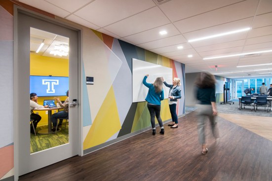 The enclosed meeting enclave and impromptu open huddle space at a nearby flex zone in the 
Trinity Innovation Center.
