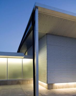 The warehouse is connected to an existing office building through a light steel structure skinned with translucent glass. The distribution center for the warehouse is located with this transitional link.