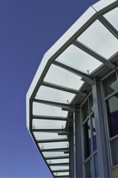 The+building+addition+to+the+Michigan+Memorial+Phoenix+Laboratory+houses+the+University+of+Michigan+Energy+Institute%2c+whose+upper+level+is+shaded+by+a+horizontal+fritted+glass+sunscreen.