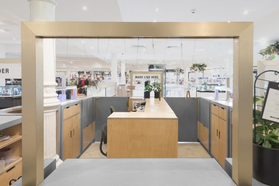 The making station in the middle of the stand