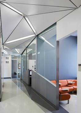 The+floor+pattern+reflects+the+crystalline+triangular+motif%2c+making+for+a+dynamic+path+where+student+simulations+begin.