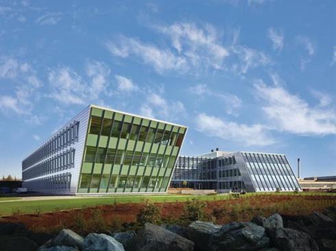 The+building%e2%80%99s+oxbow-shaped+floor+plan+is+intended+to+maximize+daylight%2c+while+minimizing+heat+gain+on+this+western+facade.