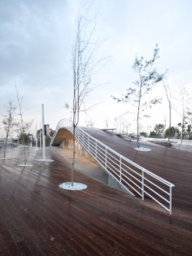 The park contains an open-space amphitheater, as well as a gallery and playground.