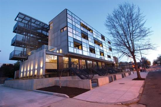 The architects created a transparent building with an open atrium, wide corridors, common roof terraces, and front yards. The showpiece fire escape marries function and art.