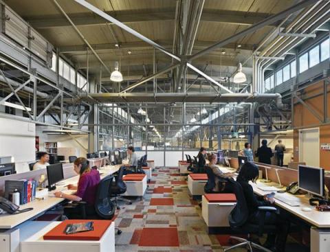 Staff+offices+are+accommodated+in+glazed+bridges+that+span+the+exhibit+space%2c+such+as+the+one+seen+from+the+lobby%2c+offering+employees+views+out+over+the+exhibit+floor.+Classrooms+are+also+located+on+this+level.