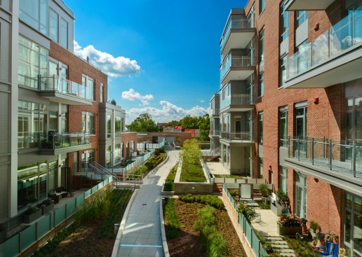 Oronoco+Waterfront+Residences%2c+Alexandria%2c+Virginia%2c+looking+out+from+courtyard