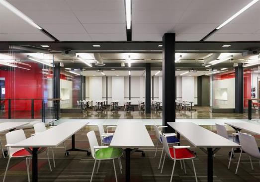 The+ground-level+seminar+room+feature+movable+glass+walls+and+can+be+reconfigured+to+accomodate+a+series+of+events.