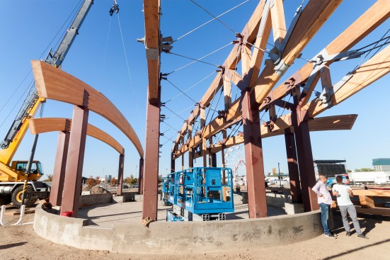 Criss-crossing steel tie-rods between trusses