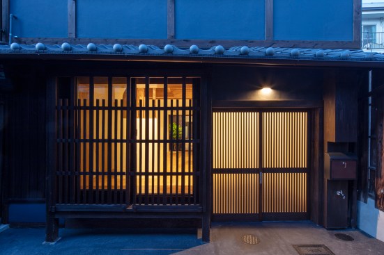 Facade front view. The exterior walls were renovated in line with the traditional style. The original lattice screen window box was preserved.
