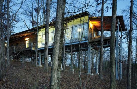 To satisfy its bird-watching clients, Rockhill and Associates placed this glass-filled Arkansas retirement home on a steel-frame pirch.